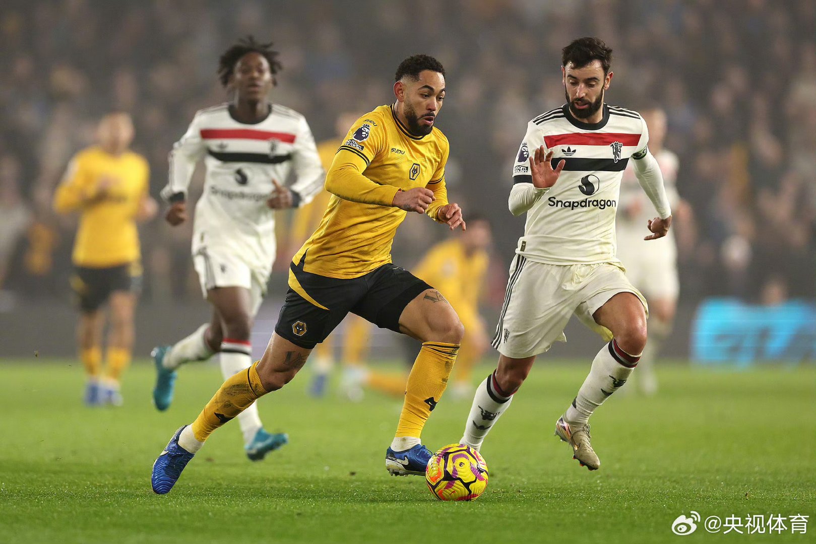 关于曼联训练开放日；冲刺阶段远射贴柱引欢呼；德国杯在即；更衣室氛围转暖的信息